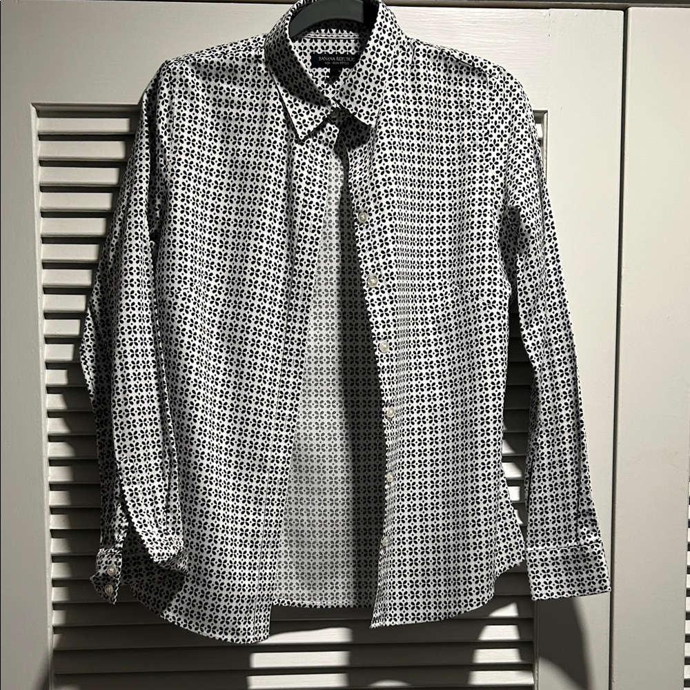Banana Republic Black and White Geometric Shirt. Size 8